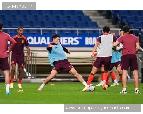 东体报道U22国足集训期间足协副主席许基仁亲临现场为球队加油助威